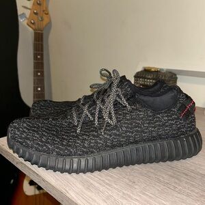 -Adidas Men's Yeezy Boost 350 Pirate Black
-Size 10.5